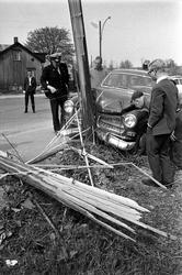 Kollisjon, Maridalsveien, Oslo, mai 1965. Bil mot stolpe.
