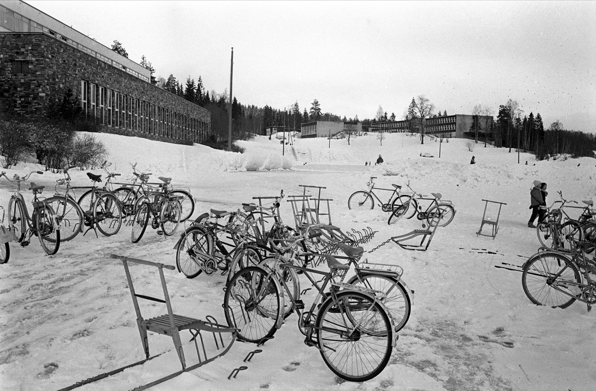 Eikeli folkeskoler, mars.1963 eller januar 1965. Sykler og sparker.