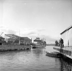 Langesund, Bamble, mai 1955. Havna med robåt og ferge.