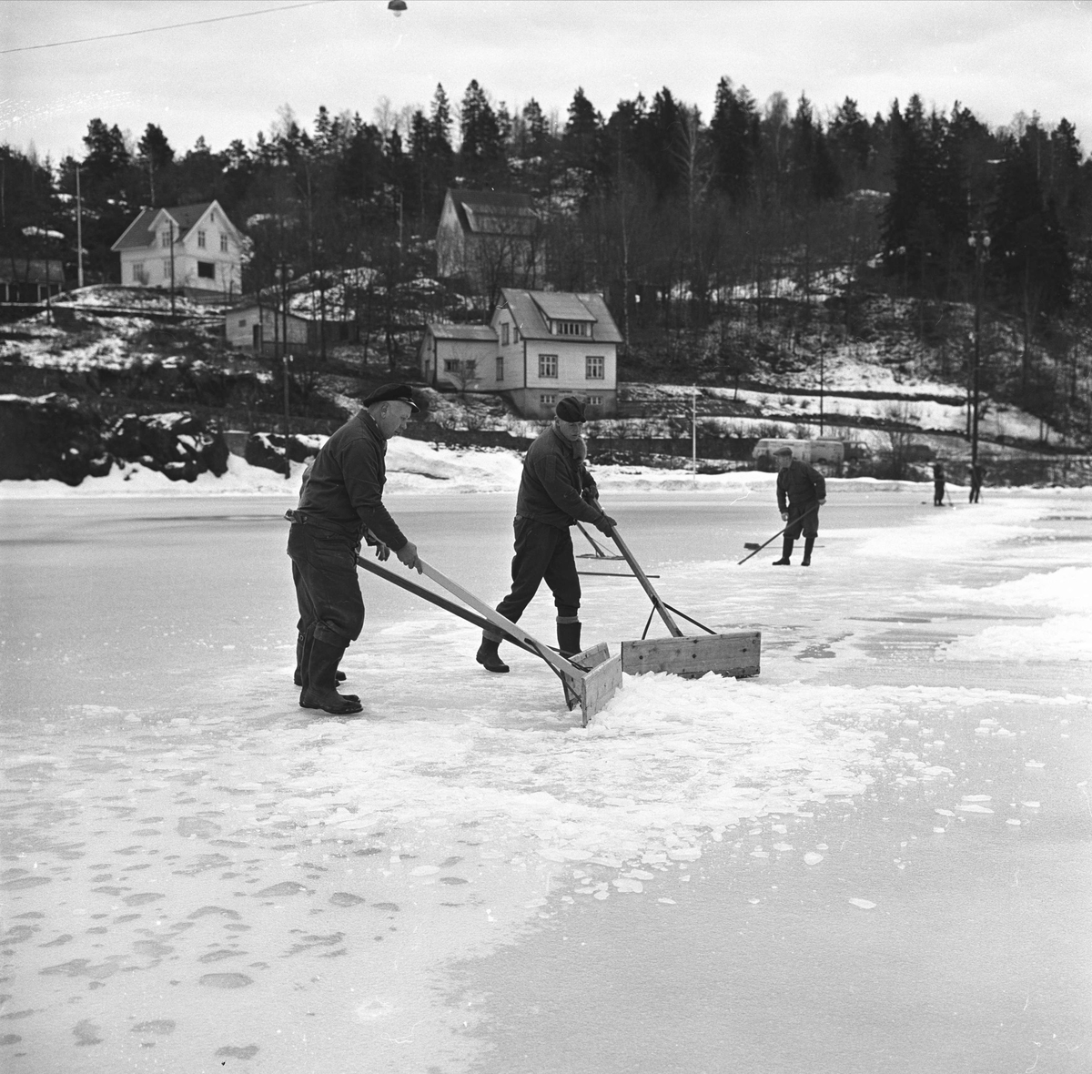 Arendal. Bjønnes stadion (anlagt 1952) med snørydding