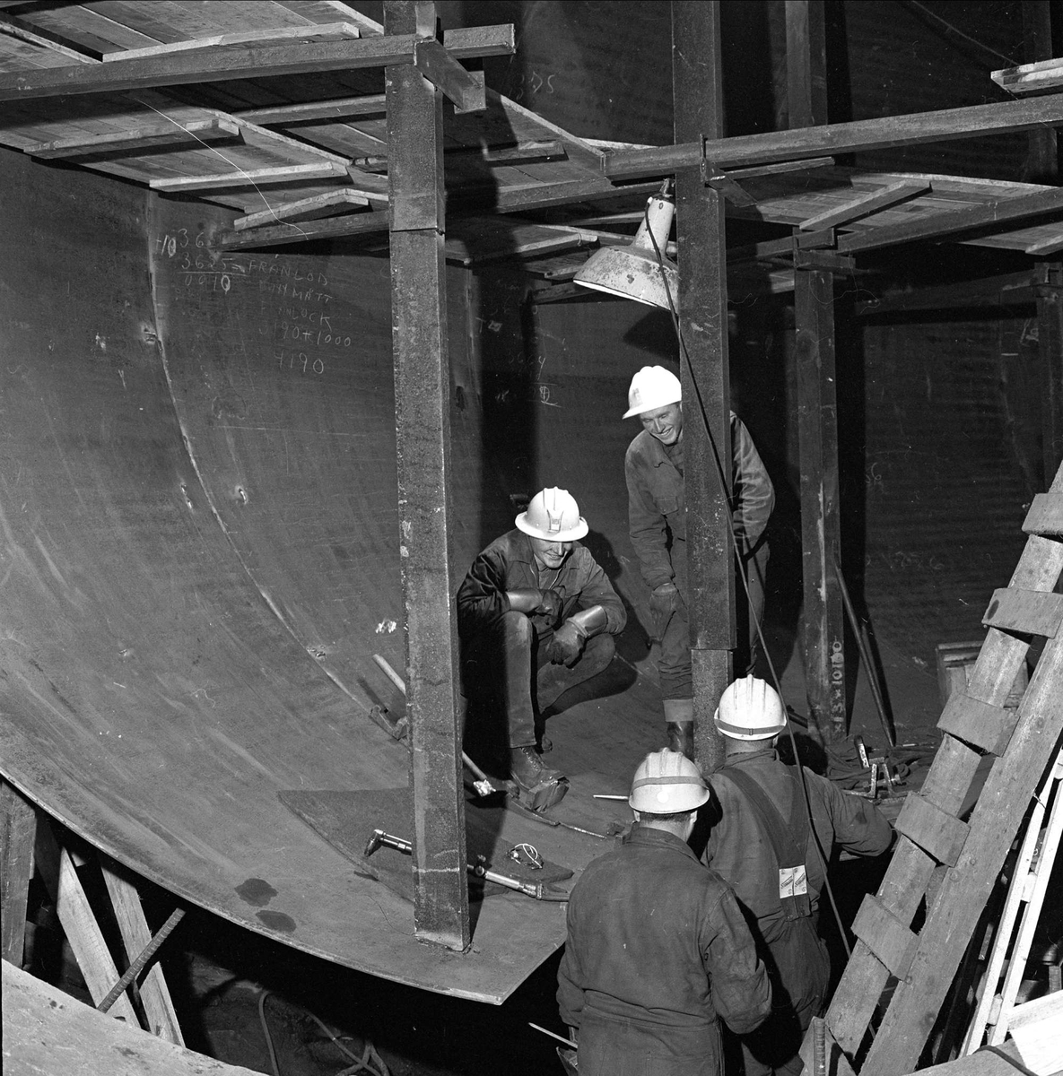 Utbygging av Hunderfossen kraftverk, Gudbrandsdalen, Lillehammer, Oppland, august 1962. Anleggsarbeidere.
