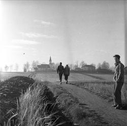 Kråkstad kirke, Ski, Akershus, 03.11.1956. Tre menn på en ve
