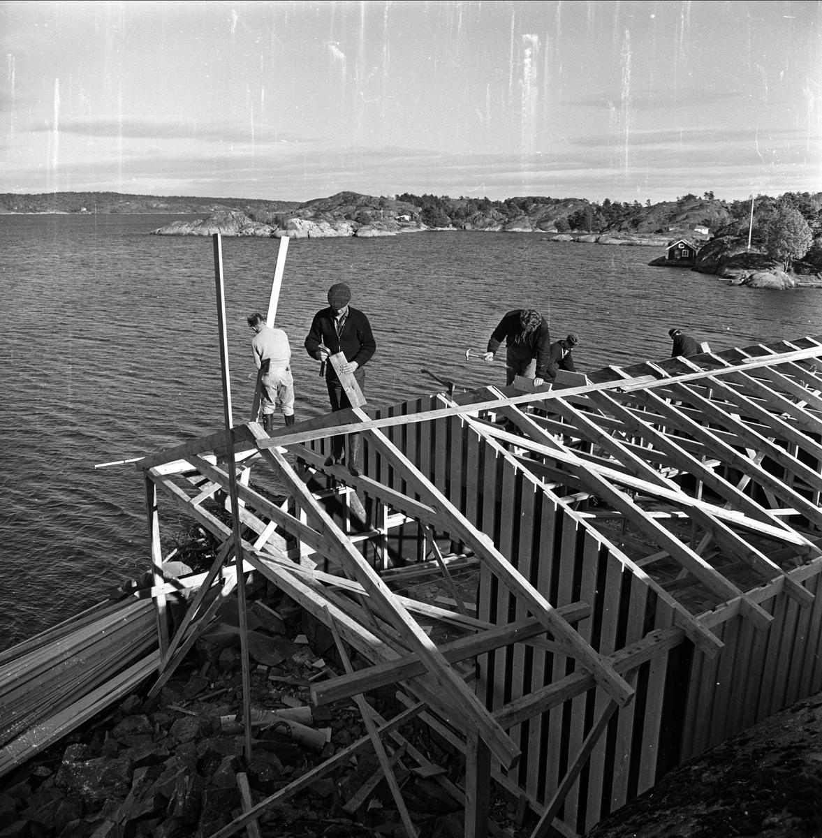 Fylkesmannen i Telemark bygger sommerhus ved Kragerø,  Telemark, oktober 1963. Arbeidere bygger hus. 