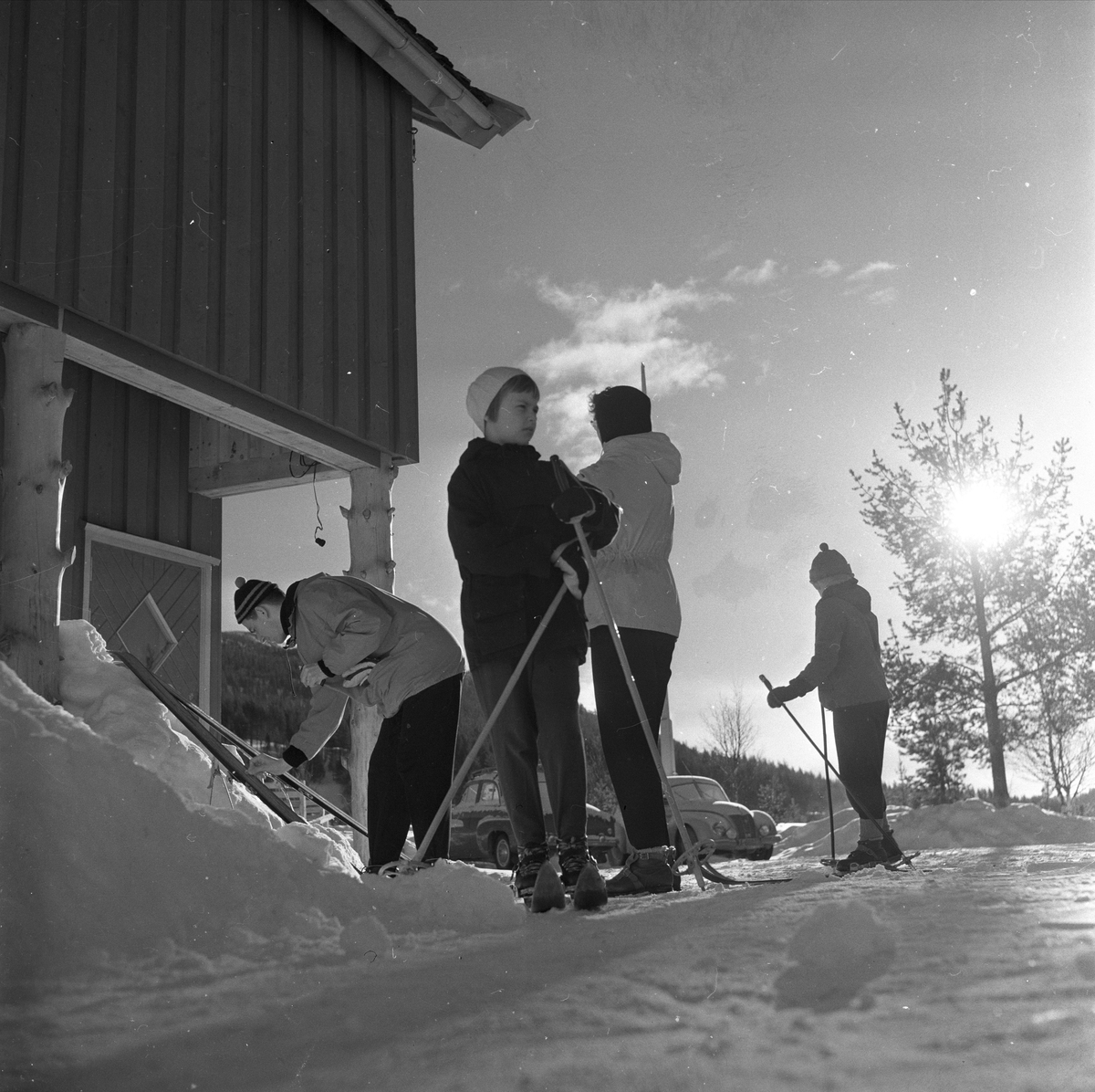 Skitur, forberedelser, Espedalen Turistheim, Gausdal, Oppland, 24.02.1959.
