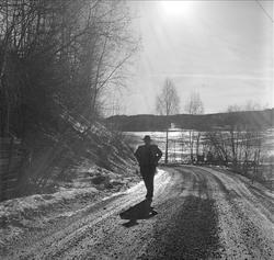 Hadeland, Oppland, mars 1961. Mann på en vei.
