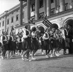 Drammensveien 1, Oslo. 17. maitog foran Slottet.