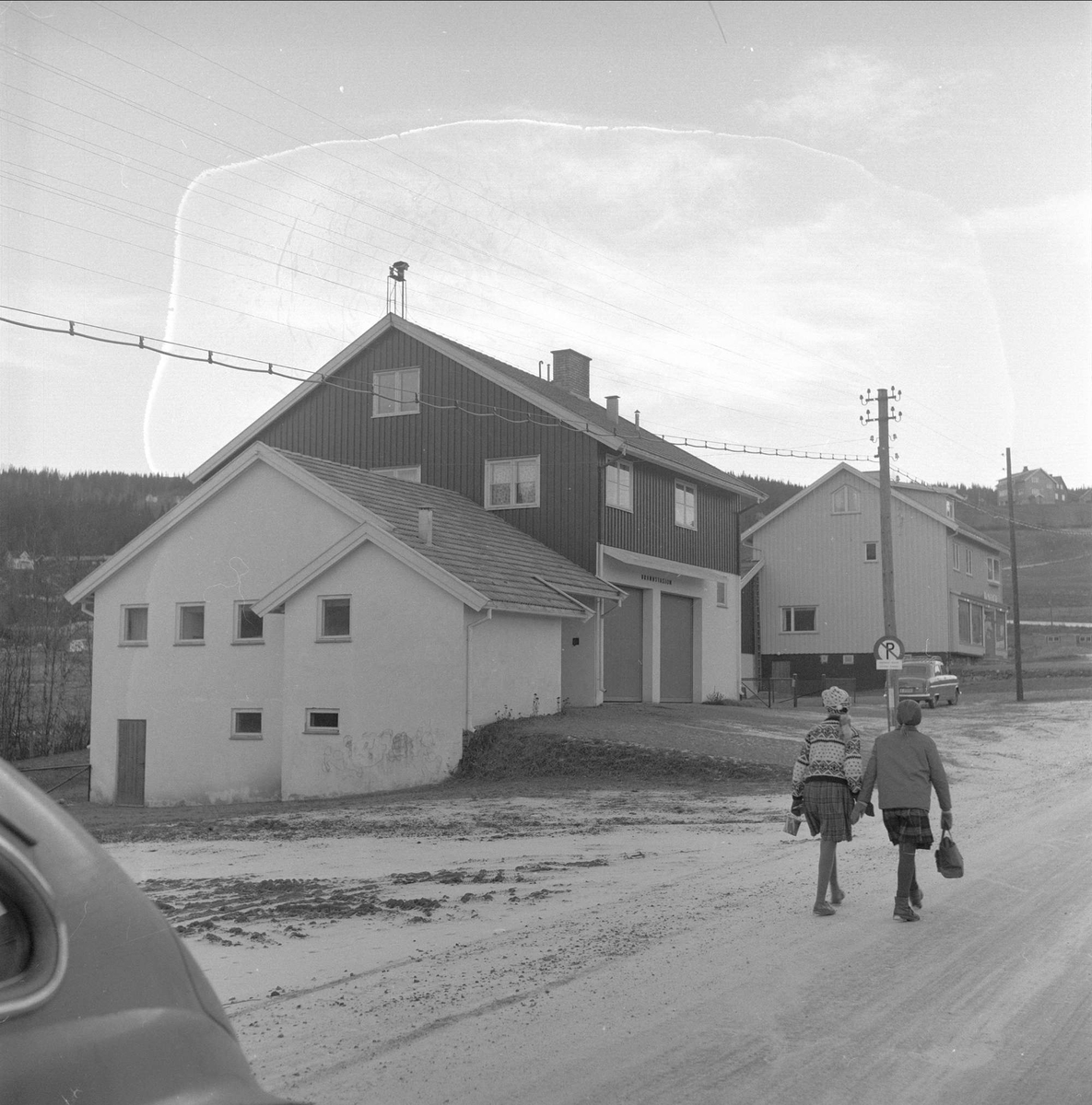 Lunner brannstasjon og Roa Manufaktur i Roa sentrum, Lunner, Oppland, desember 1957.