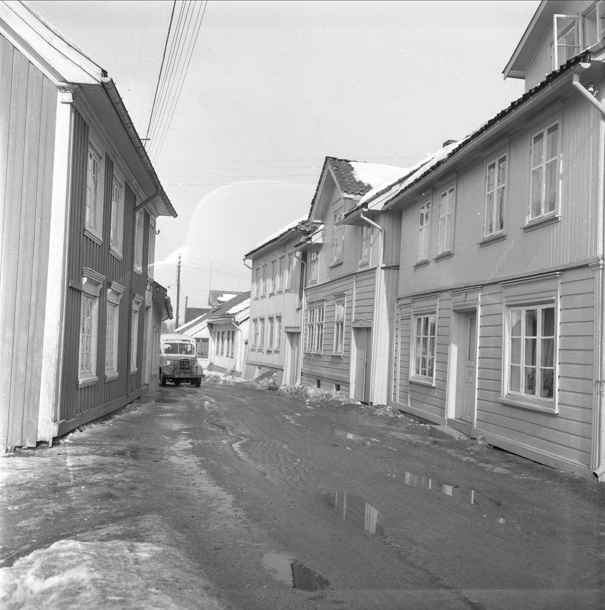 Skien, Telemark, mars 1958. Byjubileum. Gate med trehus.