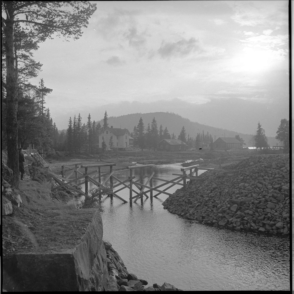 Sjusjøen, Ringsaker, Hedmark, juli 1954. Landskap med bygninger og elv.