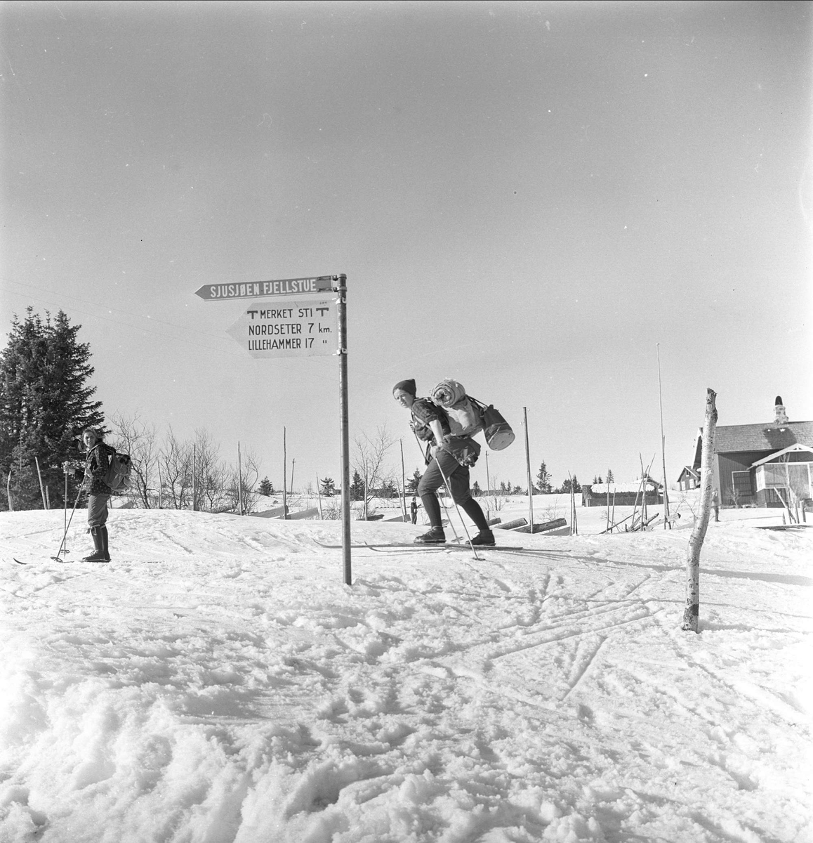 Sjusjøen, Ringsaker, Hedmark, april 1963. Skiløpere.