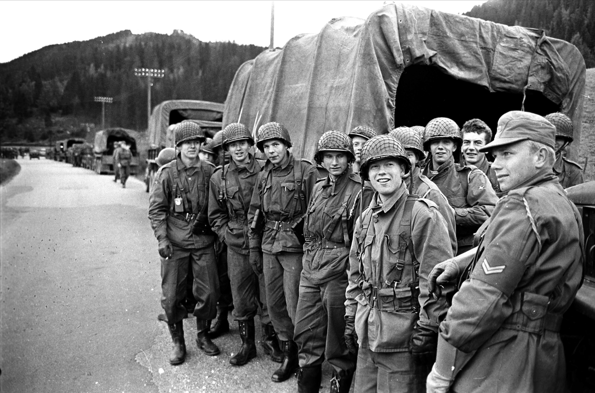Forbryterjakten på Grua-Roa, Lunner, 12.09.1963. Militære kjøretøy og soldater.