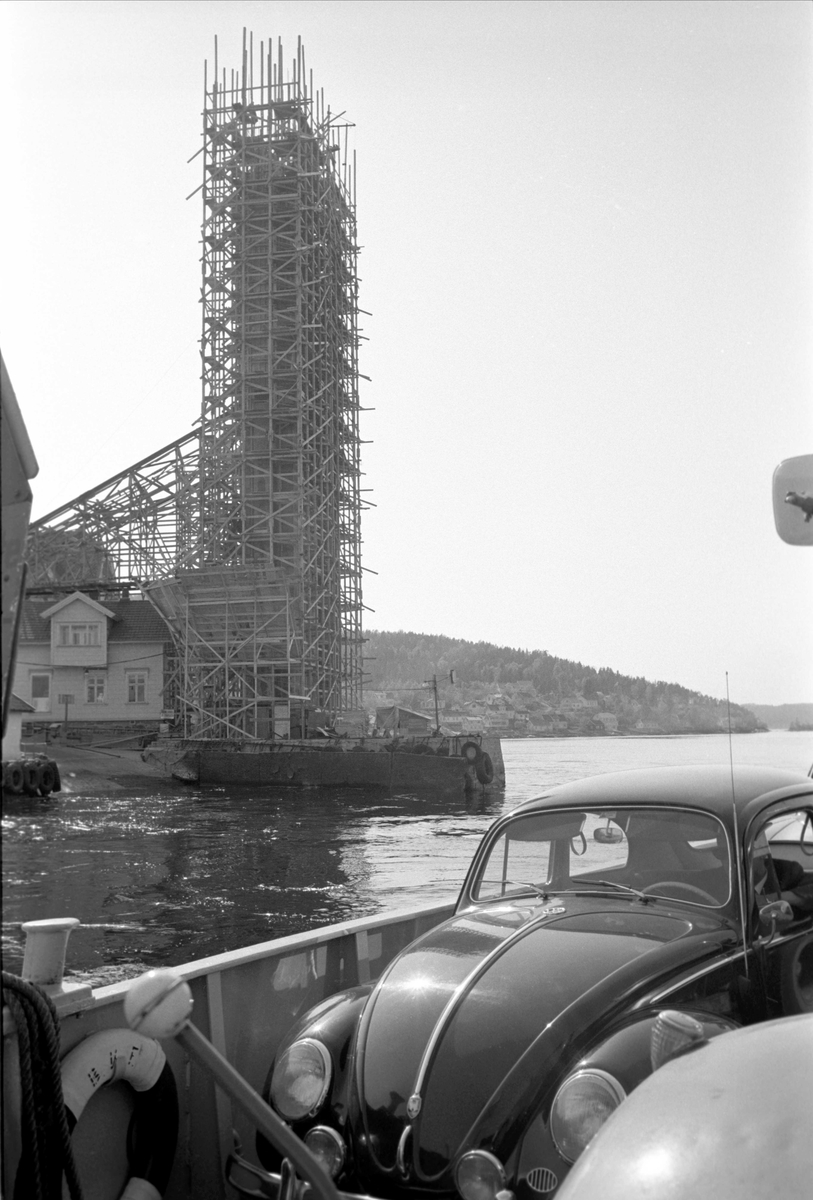 Brevik, Porsgrunn, juni 1960. Brevikbrua under bygging. Bilferge.
