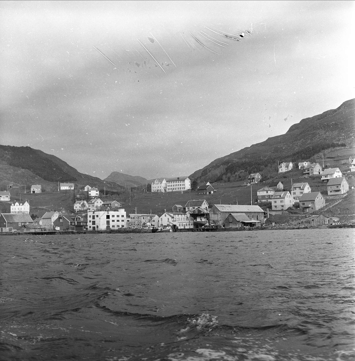 Bilde tatt fra Silda, Vågsøy, Sogn og Fjordane mot Raudeberg på Vågsøya, april 1963.