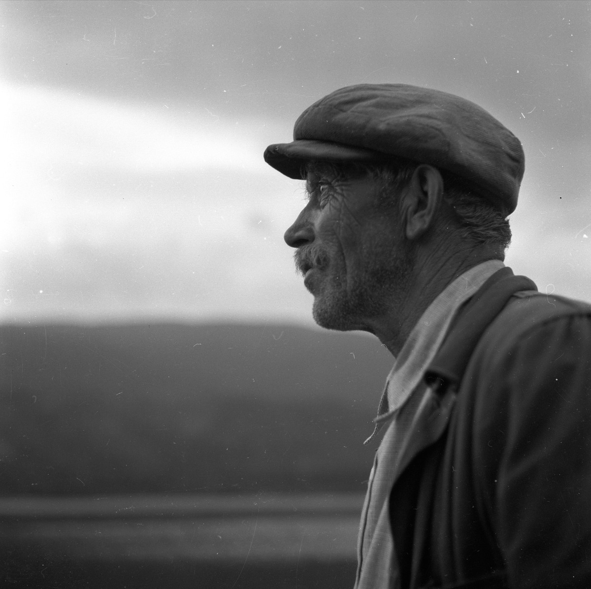 Tømmerfløtere i Sperillen, Ringerike, Buskerud, ant 1950-tallet. Portrett av mann. 