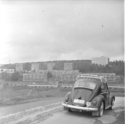 Bogerud, Oslo, 15.06.1964. Bil og boligblokker.