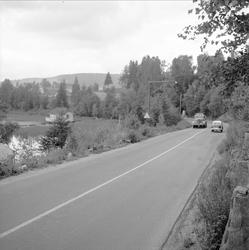 Drammensveien, 21.08.1958. Landskap med vei.