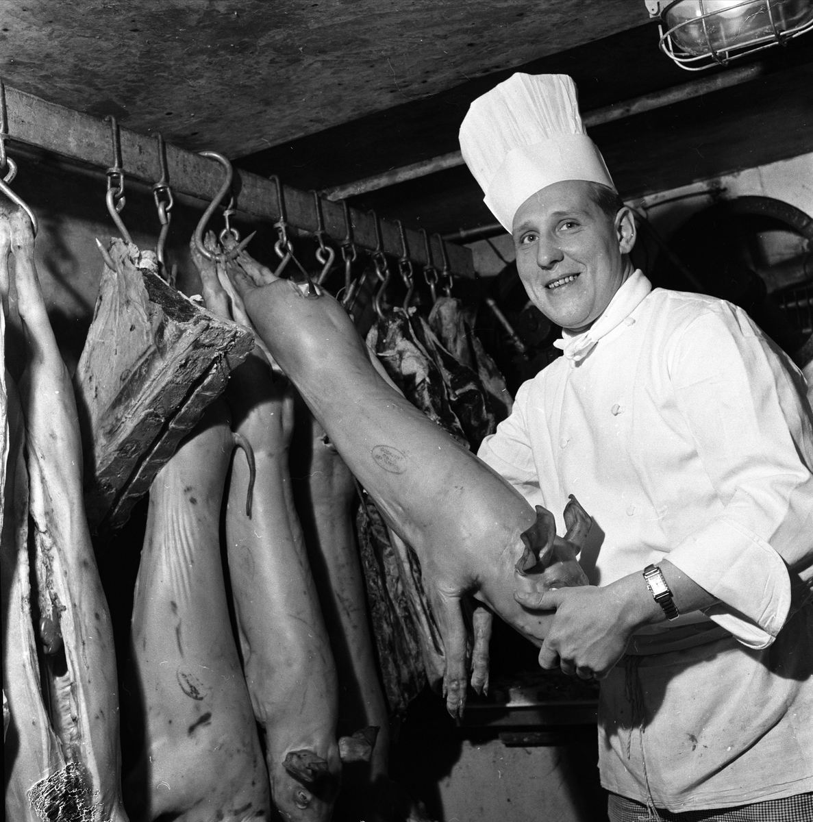 Norge, 06.12.1960. Julebordforberedelser på restaurant Steffens. Kokk med mat.
