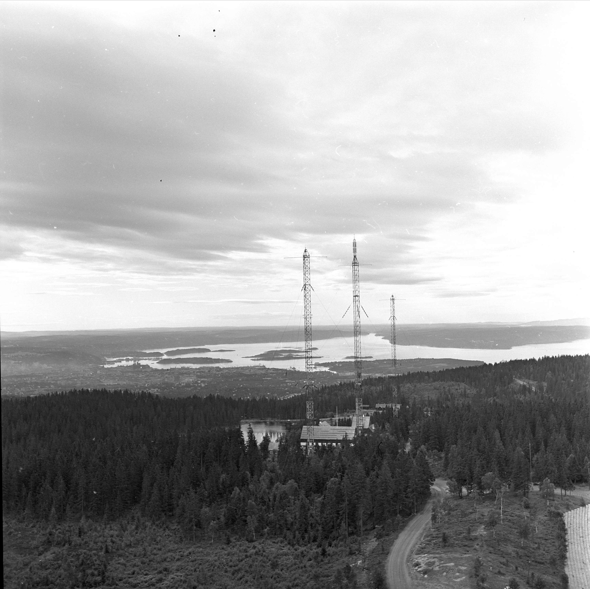 Tryvannshøgda, Oslo, 29.08.1962. Arbeidere inne i tryvannstårnet.