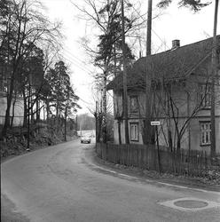 Vækerøveien i Oslo med bebyggelse og biler.