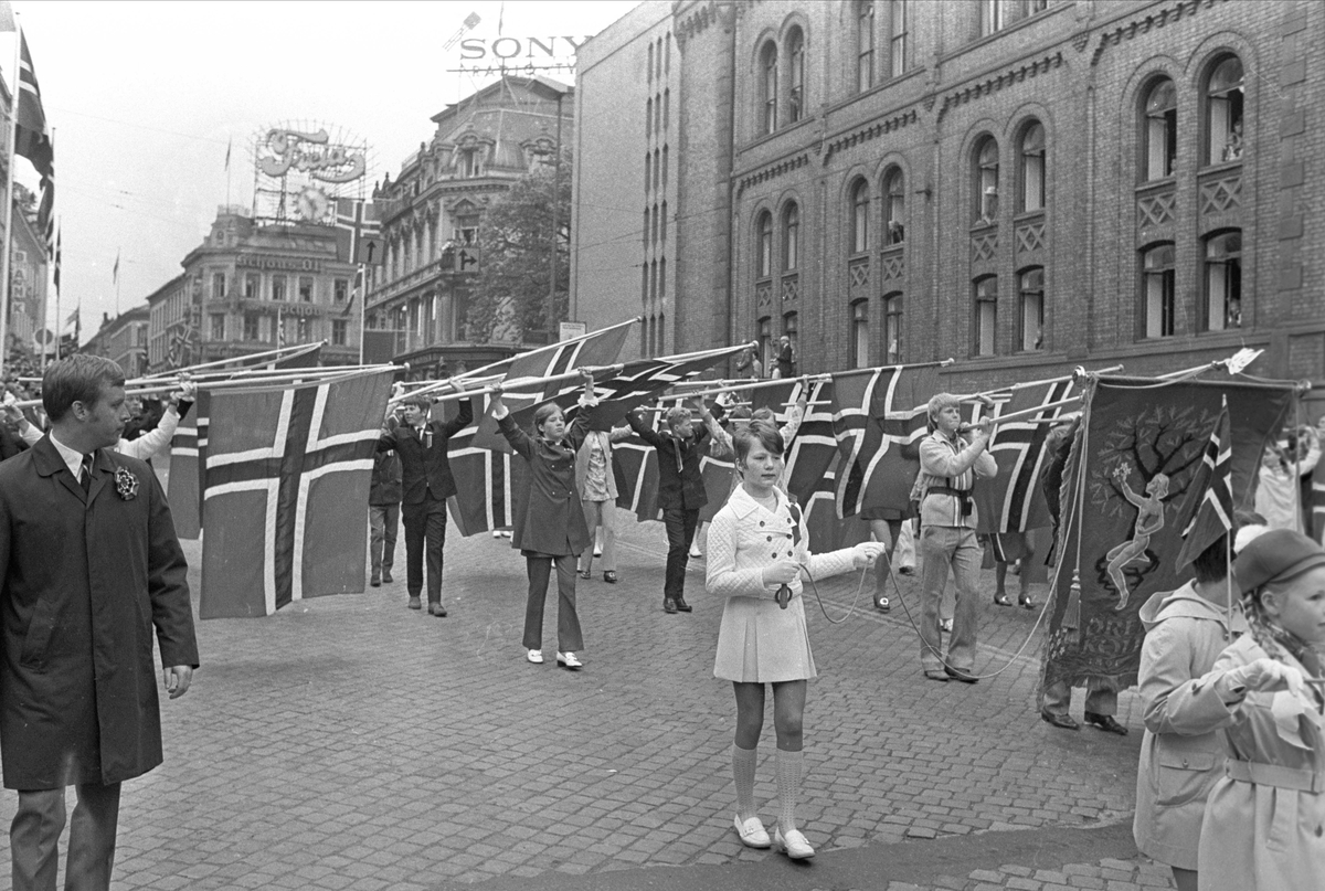 Karl Johans gate, 1970. 17. mai-tog passerer stortinget.