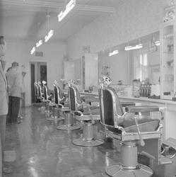 Oslo, august 1955, barberstoler i barbersalong i Thorvald Me