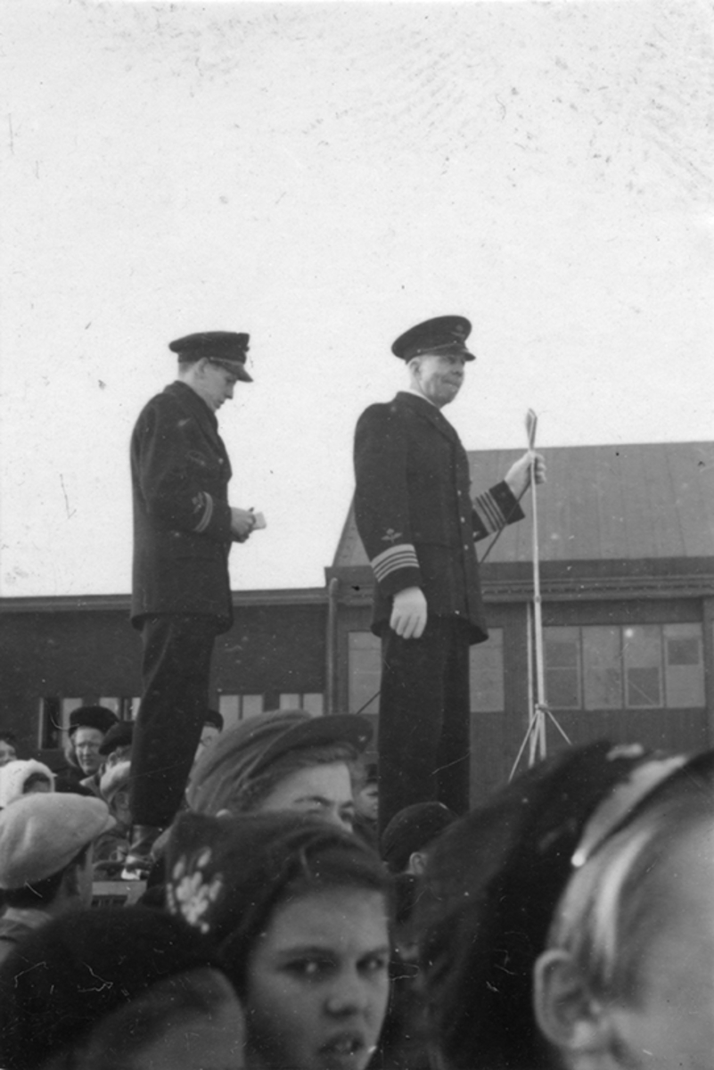 Skolbarn på besök på F 2 Roslagens flygflottilj, 1944. Samling utomhus vid hangar. Chefen för F 2, Herman Sundin, talar.