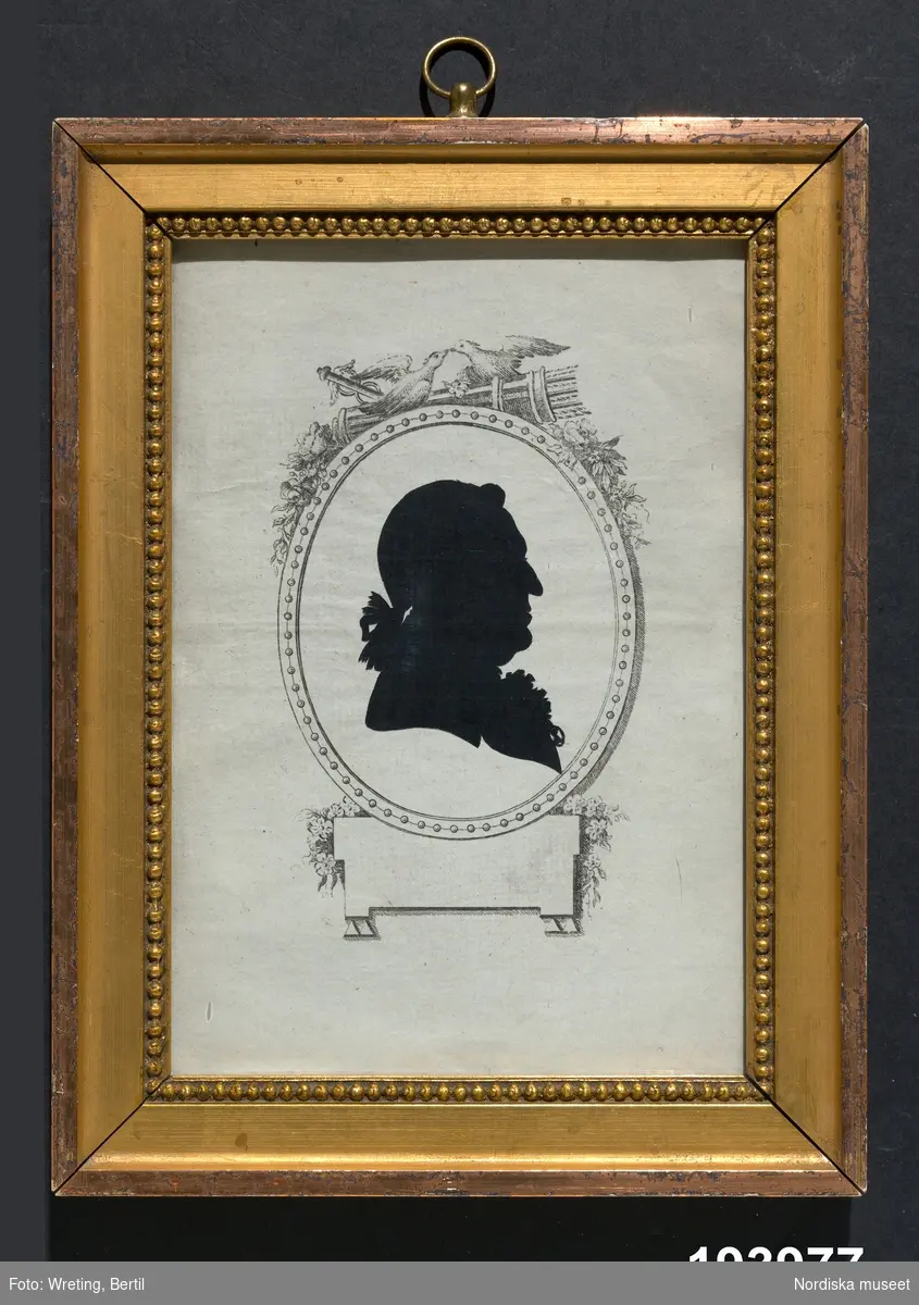 Silhuettporträtt, man med stångpiska och krås, bröstbild höger.