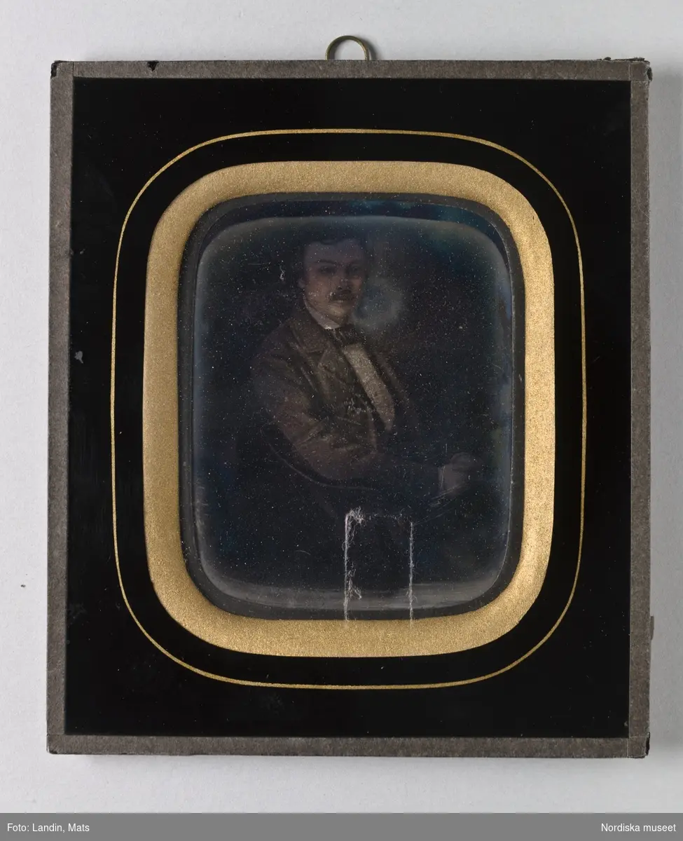 Porträtt av B. Wilhelm Magnus (1833-1852). Mustasch, klädd i bonjour och vit skjorta. Dagerrotyp / daguerreotyp i ram.
Nordiska museet inv.nr 257830
-
Portrait of B. Wilhelm Magnus (1833-1852). Sixth-plate daguerreotype.