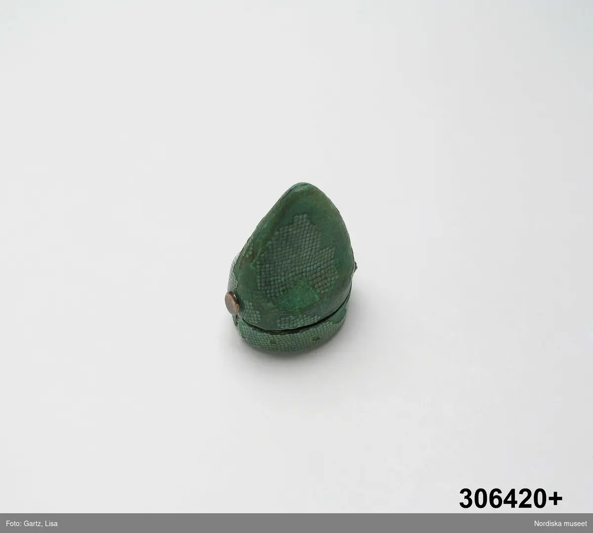 Ring, av guld från 1500-talets senare del. Delbar skenaDelbar skena samt högt framstycke med 4 ädla stenar, almandin, samragd, safir och bergkristall. Å ringens skuldror samt framstyckerenäsansornament i flerfärgad emalj, skuldrorna i form av voluter uppbär varsin hand hållande ett hjärta. Infattat i det delbara framstycket ett litet guldskelett mot grön emalj. Å skenans insida inskriptionen: ”QVOS DEVS CON JVNXIT HOMO NON SEPARET” (den Gud förenat skall människan ej åtskilja). Å skenans utsida en inskription, sannolikt från 1700-talets början:  ”TROLOVNINGSRING:F:CHRIST:G:S”  "S:R:FÖRESTÅNDARE:UNGA:S:STURES”. Enligt sägen skall ringen vara Sten Sture d. y:s och Kristina Gyllenstiernas trolovningsring. Paret gifte sig 1511. Stilistiskt sett hör dock ringen till senare delen av 1500-talet.
Förvaras i en grön pappask av toppig modell, fodrad med slät röd silkesammet.
/Ingrid Roos Björklund, 1980-05. Från katalogkort.