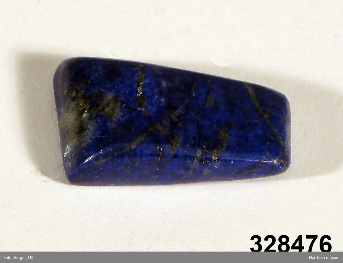 En oregelbundet rektangulärt formad sten av lapis lazuli, i klarblå färg med guldgrå ådringar.

Stenen har använts av brukaren i samband med kristallhealing och annan alternativterapeutisk verksamhet. Tros ha förmågan att förstärka de mentala aspekterna av en människa och framkalla intuition, intellekt och kommunikation. Brukare är Vanya Pernilla Mårtens, en kvinna i 40-årsåldern som utför andlig terapi i olika former och tillsammans med andra terapeuter bedriver den alternativterapeutiska behandlingskliniken Satori på Linnégatan i Stockholm.

Föremålet ingår i ett dokumentationsprojekt kring New Age och dess kopplingar till 1968-rörelsen utfört av Anna Asplund och Lena Kättström Höök oktober 2003 - januari 2004. Föremålet ingår i en serie av andra föremål insamlade från Vanya Pernilla Mårtens alternativterapeutiska verksamhet. I dokumentationen ingår också intervjuer, deltagande observationer, fotografier och föremål från ett antal olika tillfällen.  
/Anna Asplund och Lena Kättström Höök november 2003