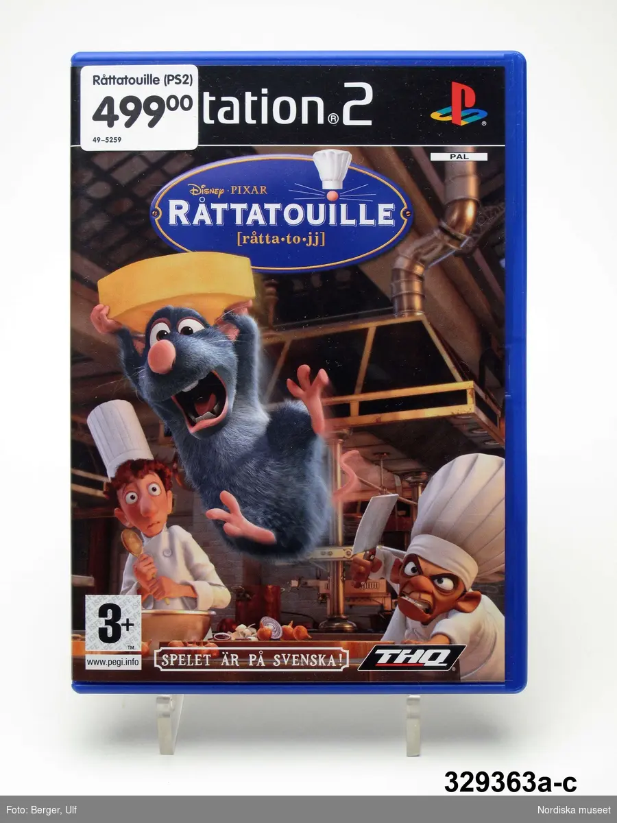 Datorspelet/TV-spelet "Råttatouille" med fodral och instruktionsbok.
a) CD-skiva med tryckt spelinstruktion.
b) Fodral i blå plast med omslag av inplastat papper med bild på råtta i kök i flerfärgstryck. 
c) Instruktionshäfta i papper, med samma omslagsbild som på fodralet. 

Dataspelet bygger på en Disney-film med samma titel som hade premiär 2007. Filmen handlar om råttan Remy som bor i Paris Hans stora dröm är att få bli mästerkock  Som råtta är chanserna inte så stor att bli kock men en dag möter han den misslyckade Linguini, en kille som jobbar som städare i köket på en av Paris bästa restauranger. När Linguini upptäcker att Remy är en riktig hejare på att laga mat (medan han själv är urusel på detta), blir de båda ett lag och blir snart den bästa "kocken" i Paris.
I Spelet kan man ta sig fram genom olika farliga terränger och försöka klara sig undan den elake kocken Skinner samt uppleva olika drömvärldar. 

Tv-spelet är avsett för spelplattformen Playstation 2, vilket är en vanlig spelplattform. 

Föremålet inköpt för att rekonstruera julklappsönskemål julen 2007 från Marcus Ryan, född 1999, Vaxholm. Inköpt av Nordiska museet för 499 kr 2008. Ingår i projektet "Barn tar plats". Se dokumentation i arkivet D455.

Vid förvärvet avlägsnades den plastpåse av tranparent plast som själva skivan och instruktionshäftet låg i. Den var försluten med en blå oval etikett med texten "När detta märke har brutits kan varan INTE bytas."
/Ulf Hamilton 2008-05-27    