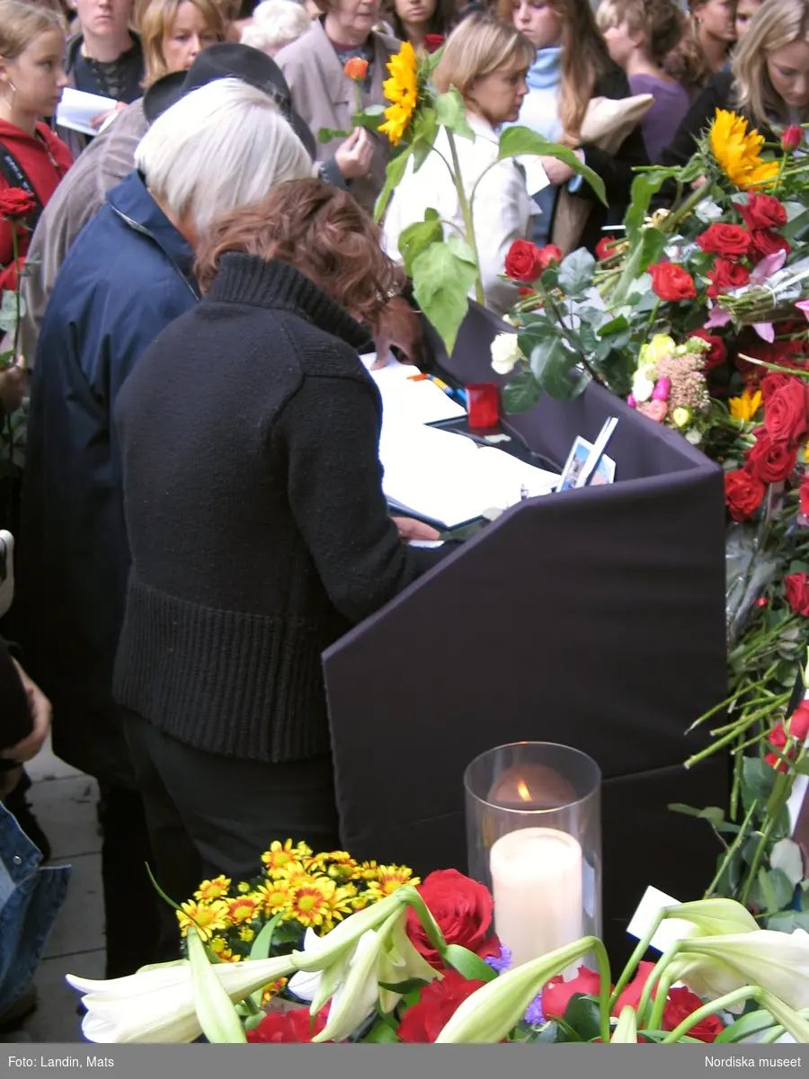 Minnesplats Åminnelse utanför varuhuset NK, Stockholm, i samband med mordet på utrikesminister Anna Lindh 2003.