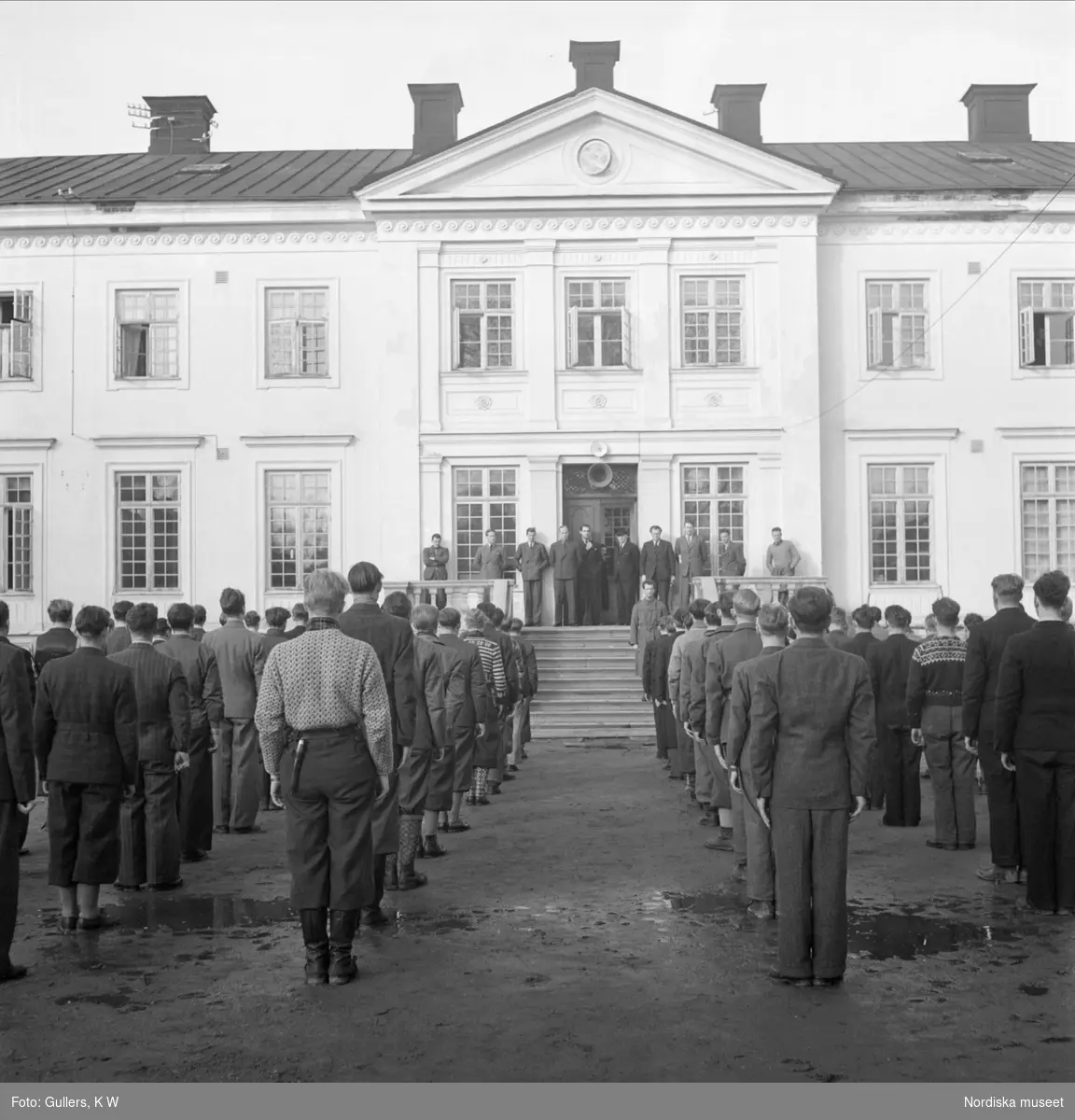 Norska flyktingar uppställda utanför slott i Sörmland.