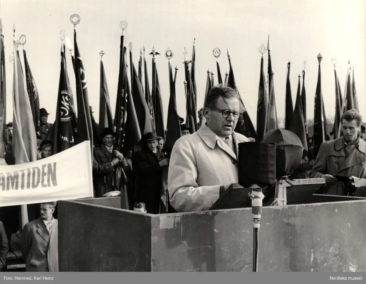 Demonstration 1:a maj.  Gunnar Sträng i talarstol