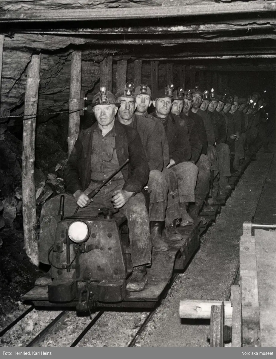 Höganäs kolgruva, Skåne. Transportvagn med arbetare i  gruvtunnel
