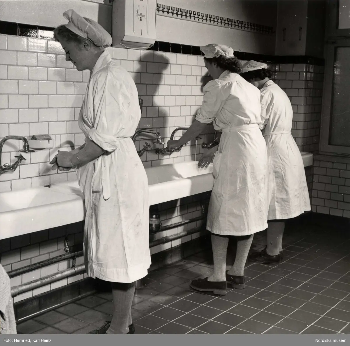 Marabou chokladfabrik, Sundbyberg. Livsmedelsindustri. Kvinnor i arbetskläder tvättar sina händer