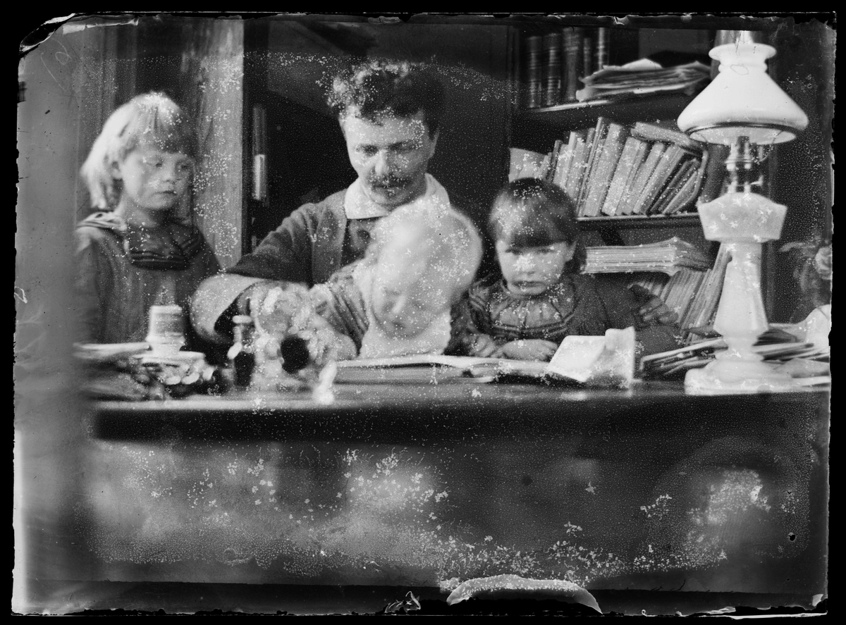 August Strindberg med barnen vid skrivbord, Gersau, Schweiz.