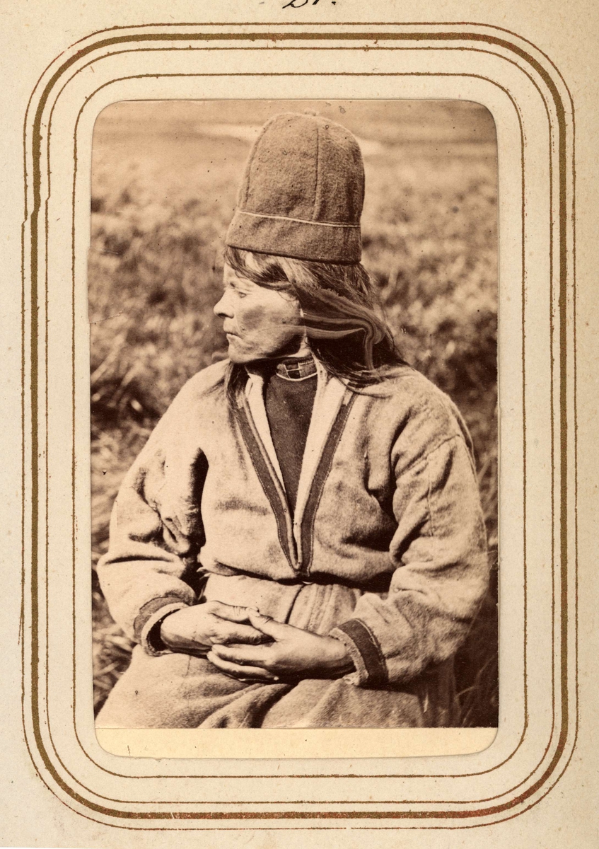 Profilporträtt av änkan Ristin Menlös f. Pantsi, 44 år, Tuorpons sameby. Ur Lotten von Dübens fotoalbum med motiv från den etnologiska expedition till Lappland som leddes av hennes make Gustaf von Düben 1868.