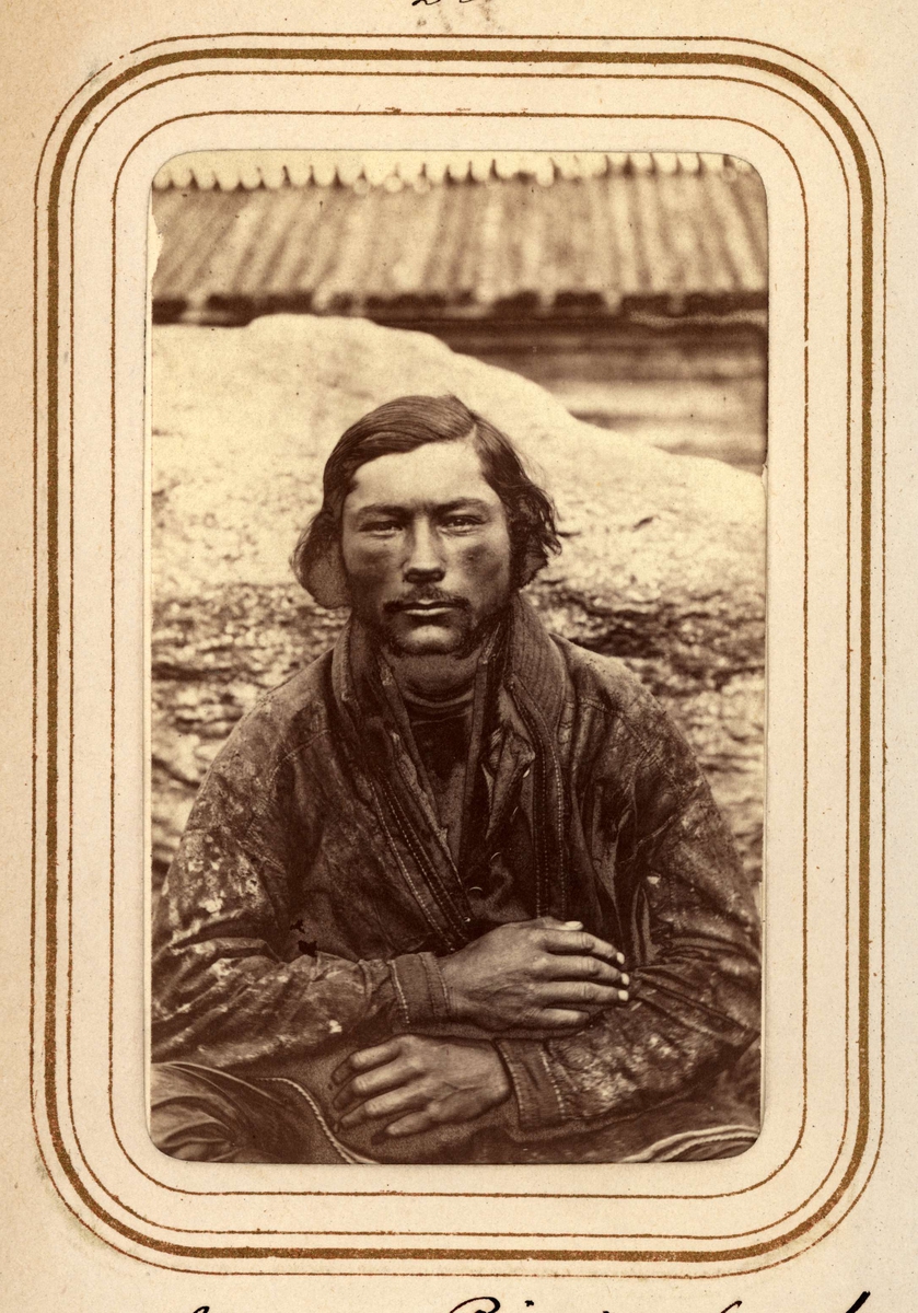 Amma Pirkit Larsson, same från Tuorpon. Ur Lotten von Dübens fotoalbum med motiv från den etnologiska expedition till Lappland som leddes av hennes make Gustaf von Düben 1868.