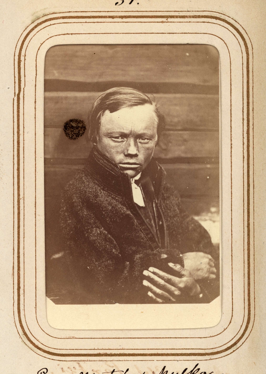 Pava Matsson Mulka, 18 år, same från Jokkmokk. Ur Lotten von Dübens fotoalbum med motiv från den etnologiska expedition till Lappland som leddes av hennes make Gustaf von Düben 1868.