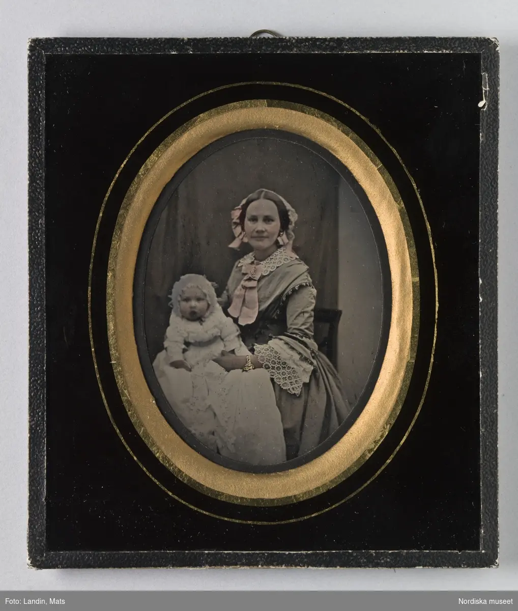 Dubbelporträtt av kvinna och barn. Ambrotypi, handkolorerad.  Nordiska museet inv.nr 111257.