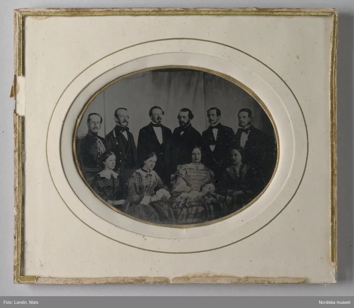 Gruppporträtt, sex herrar och fyra kvinnor. Ambrotypi. W.A. Eurenius & F.L. Quist /Fotografiska Atilier/ Stockholm. Nordiska museet inv.nr 111258. 