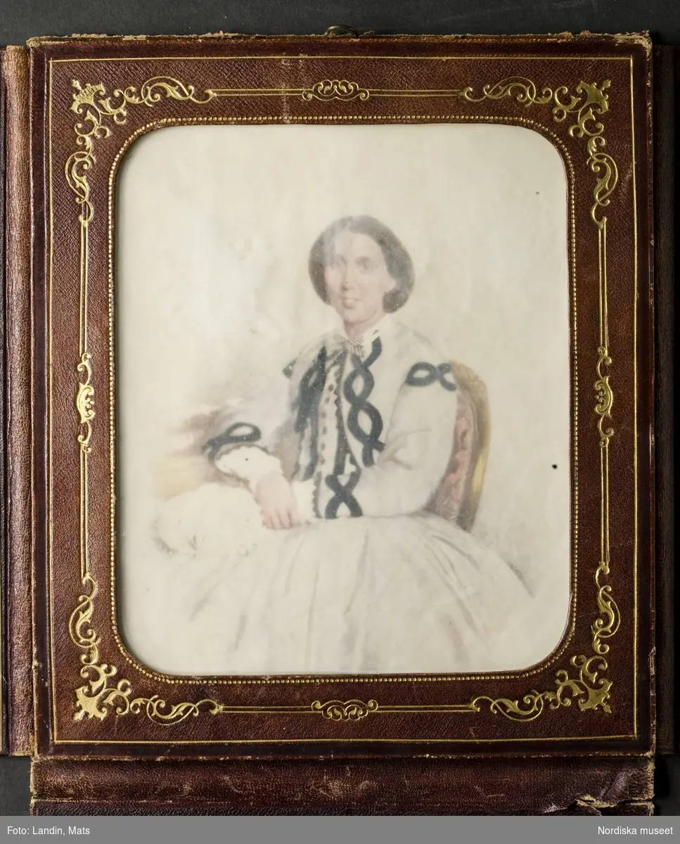 Damporträtt, prinsessan Eugénie. "Etui med fotografiporträtt, färglagt, framställer dam från 1860". Nordiska museet inv.nr 121926.