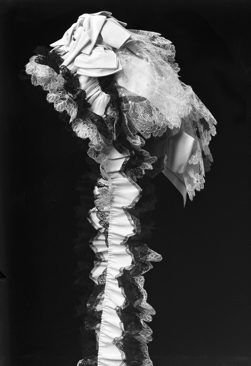 Mössa av spets och tyll med knytband, från 1880-talet. Nordiska museets föremål, inv nr 143750