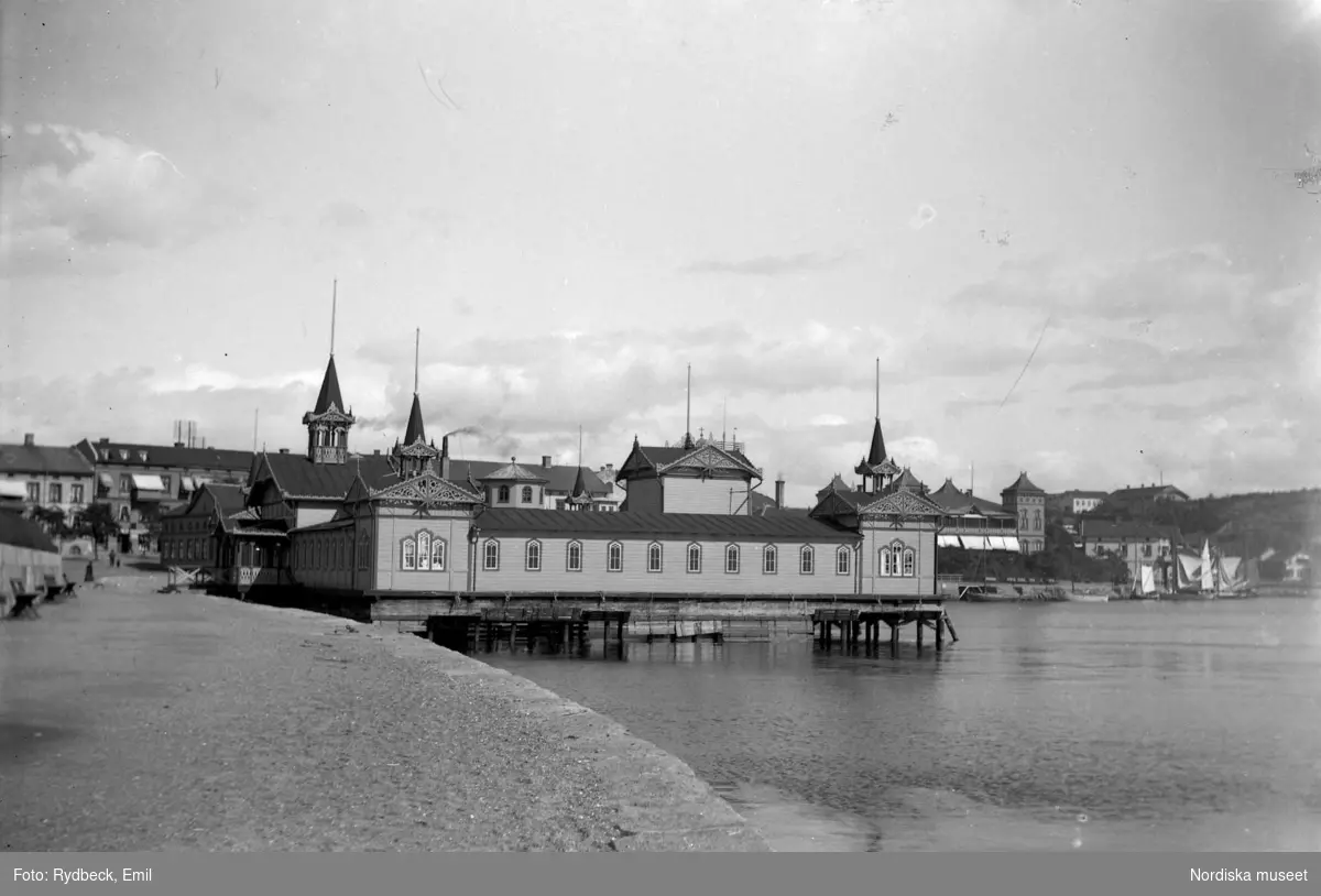 Kallbadhuset taget från Laholmen (Oceanvägen), Strömstad.