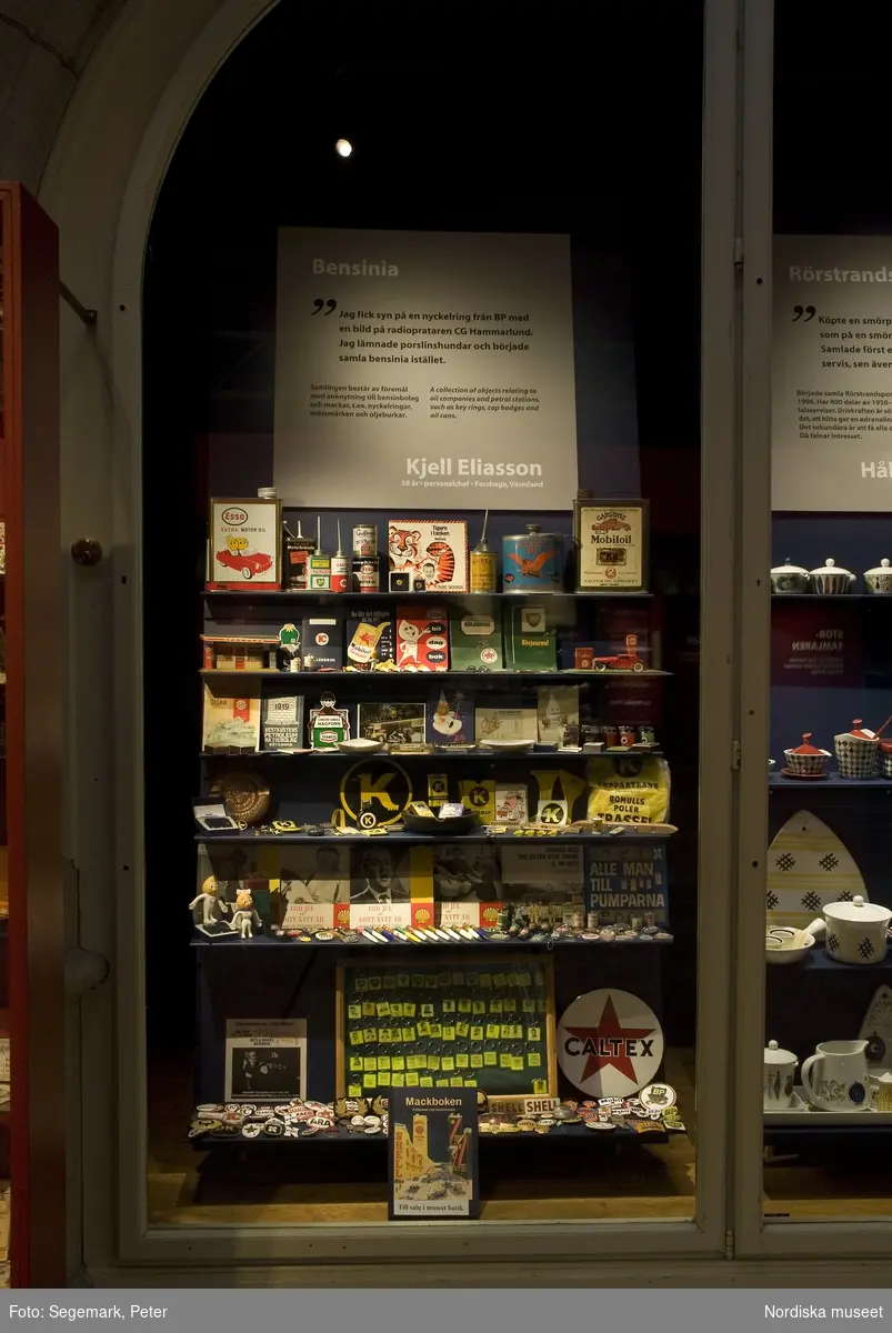 Dokumentation av utställningen "Storsamlaren" på Nordiska museet Tintinfigurer, tuggummin, pingviner, luktsuddgum ... 63 av Sveriges mest fascinerande samlingar ställdes ut,  den 26/1-07 - 13/1-08.