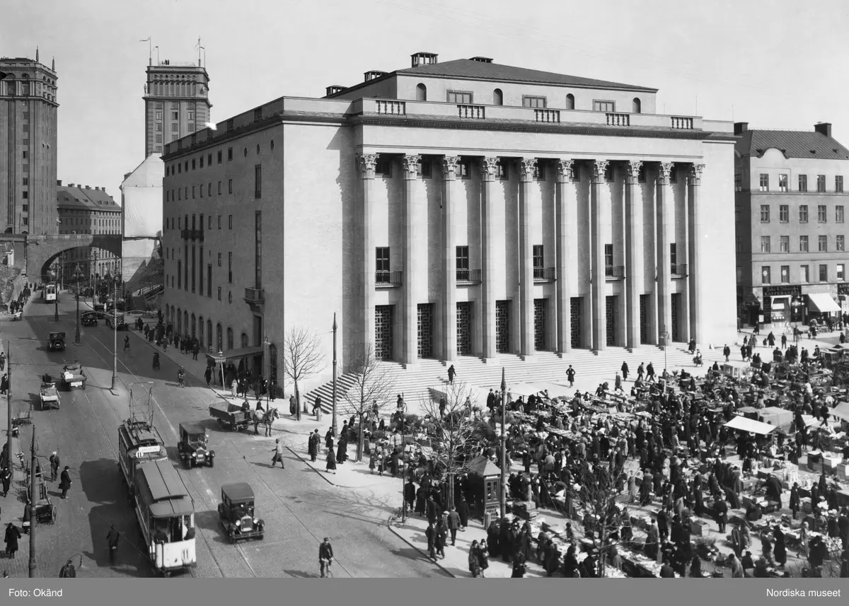 Stockholm, Konserthuset och H&ouml;torget. Sp&aring;rvagn, h&auml;stdragna k&auml;rror och bilar p&aring; Kungsgatan.