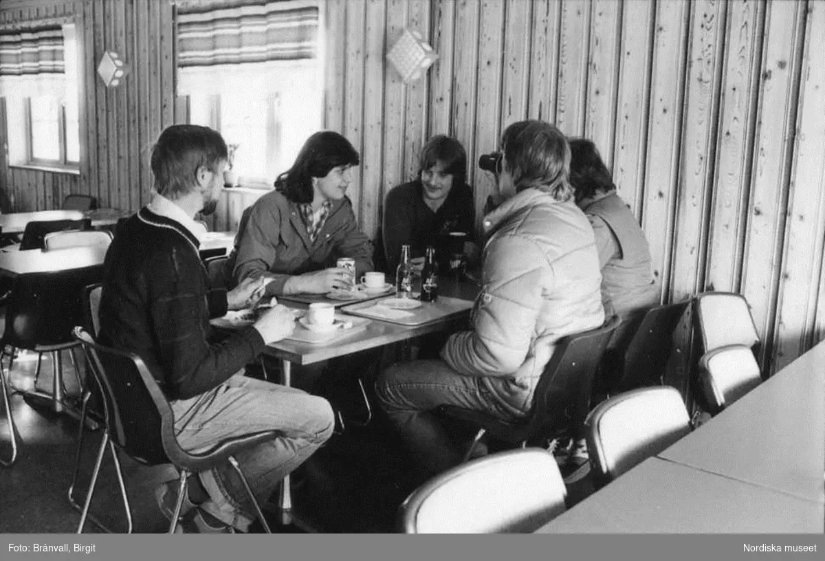 Storuman 1982. Baren Grill 79. Grillbar i utkanten av samhället. Personal, gäster, ungdomar. Dokumentation av livet på baren under en eftermiddag.