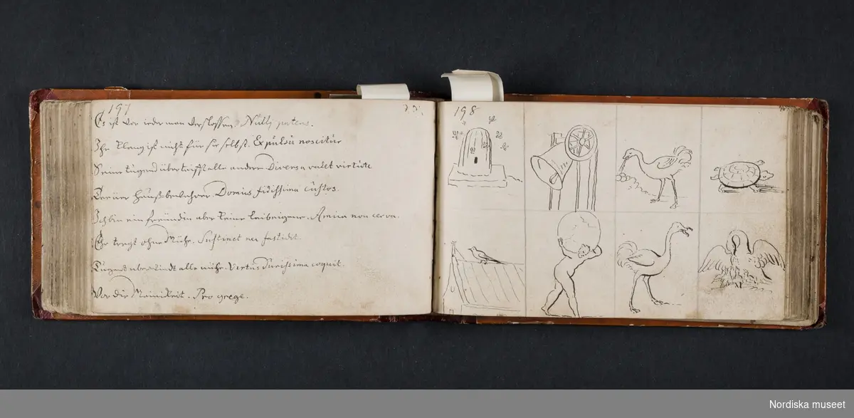"Röda boken". Liten bok med initialerna H B på framsidan och årtalet 1728 på baksidan. Boken innehåller skisser av myter, människor, djur, byggnader och växter. Enligt medföljande utdrag ur brev från Knut Almström till direktör Fredrik Wehtje 1952 så har boken tillhört Petter Gustaf Löfström och därefter en man med efternamnet Bundred som var gravör vid Rörstrand.