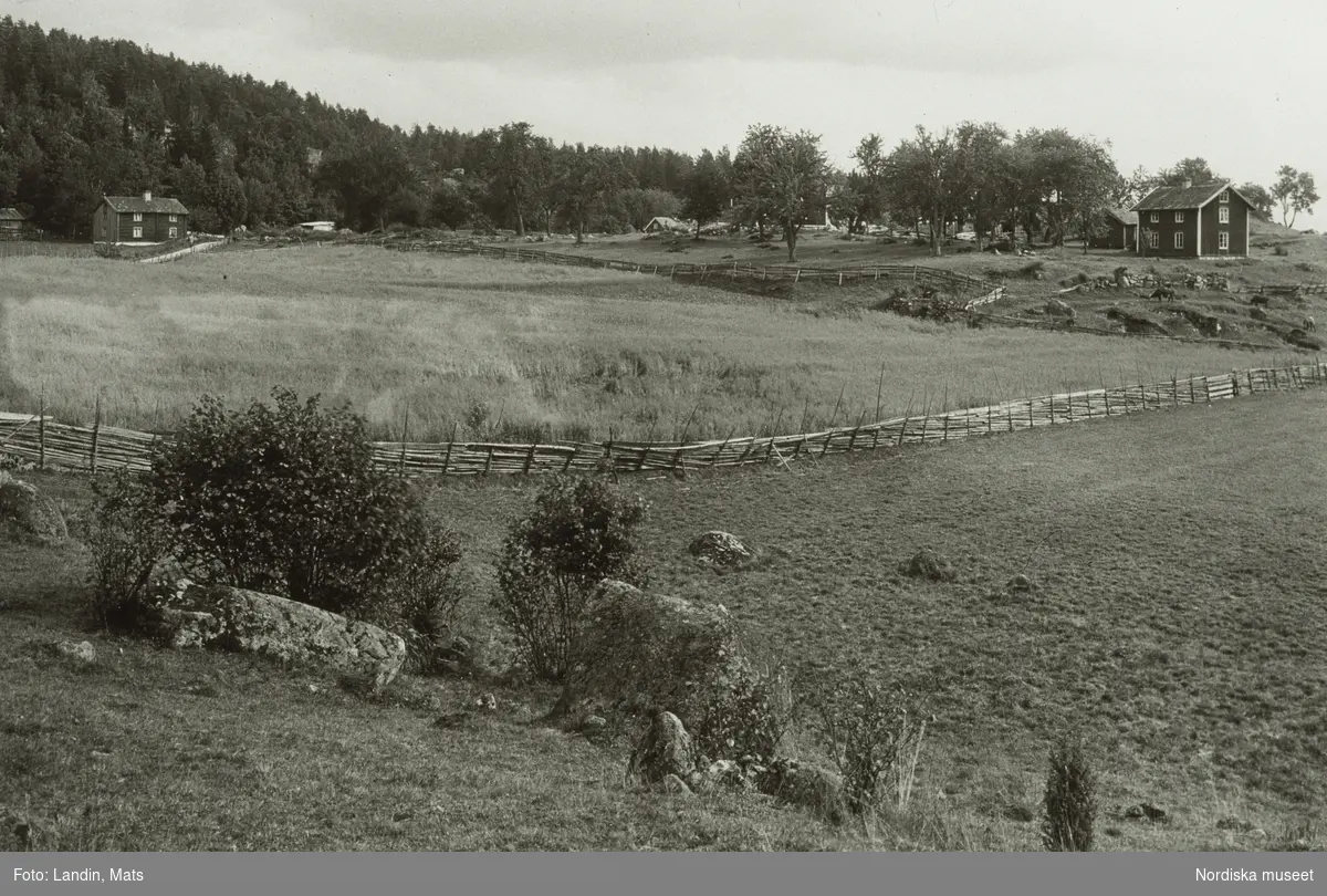 Kila by, Östergötland. Återvändande till tidigare dokumentation av Sigurd Erixon 1912 och fotograf Olof Ekberg 1928